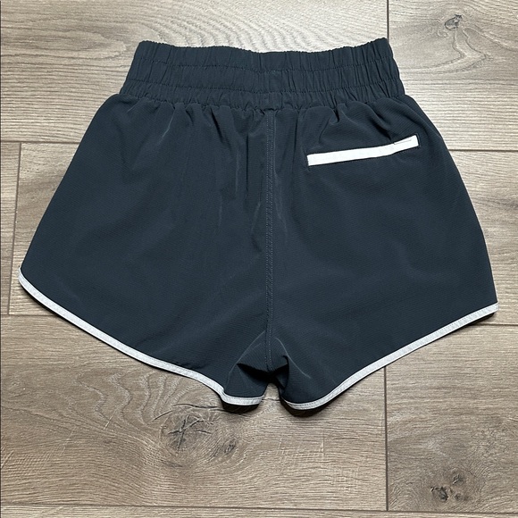 Vuori Cardiff High Rise Active Shorts Charcoal Gray Size Small - Picture 5 of 11